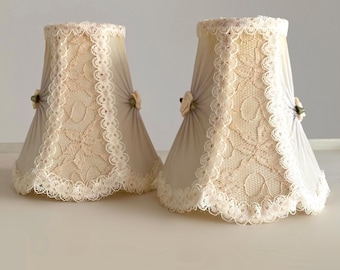 SET MED 2 satinrosblommor BellaMaison Design ljusgrå beige mjukt pastelltyg, kexbeige kontrastfärg. PETITE boudoirlampskärmar
