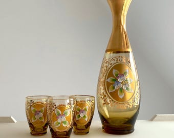 Juego de 4 copas de licor de Murano color ámbar miel. Diseño floral pintado a mano con detalles en oro auténtico. Incluye 3 copas de licor de 50 ml (1,7 oz) y una jarra de 450 ml (15,2 oz).