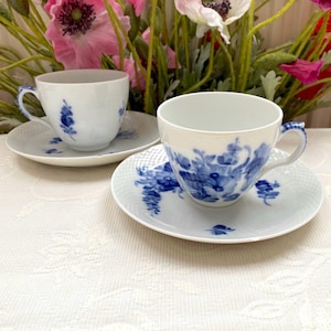 Precio por taza y plato. Juego de taza y plato de té Royal Copenhagen n.° 1870, 150 ml (5,1 oz). Década de 1960-1980. Surtido. Flor azul. Presenta defectos.