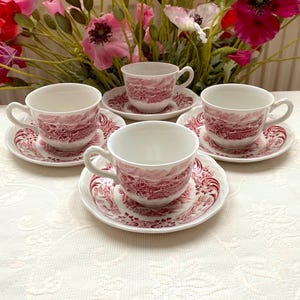 Cena dotyczy 1 filiżanki i 1 spodka. Sceny ze Staffordshire według konstabla Grindleya. Czerwony, kremowo-biały zestaw filiżanki i spodka o pojemności 150 ml (5,1 uncji). Przebarwienia!
