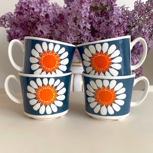 Le prix est pour 1 tasse. Vintage norvégien Figgjo Flint du milieu du siècle. Rare tasse marguerite à collectionner. Conception Turi des années 1960. Fajance nordique blanc cassé