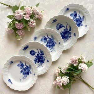 Price is for 1 Plate. Royal Copenhagen 17 cm Diameter No. 1625 Large Cake/Side Plate. Vintage 1960s Curved Blue Flower &quot;Blå Blomst&quot; Assorted