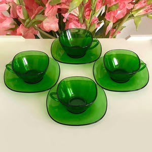 Der Preis gilt für 1 Tasse und 1 Untertasse. Vereco France Sehr seltenes smaragdgrünes quadratisches Glastassen- und Untertassenset. Vintage Französich Mid Century