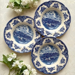 Precio por 1 plato. Old Britain Castles Johnson Bros. Inglaterra. Plato hondo azul y blanco roto de 22 cm de diámetro. Presenta señales de uso. ¡Ver fotos!