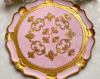 Jordgubbsfrosting i pastellrosa och guldfärgad BellaMaison-design, rund träbricka med 34 cm diameter, handmålad. Har texturerade färger, se bilder!