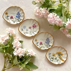 Price is for 1 Tray. Assorted PETITE Shell Tray 9x7 cm Collectible Krautheim Off White Porcelain. Beautiful Wildflower Motive and Gold Trim