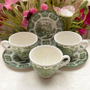 El precio es por 1 taza y 1 platillo. Juego de taza y platillo de té de 200 ml (6.8 oz) Serie Old Inns. Staffordshire verde y blanco roto, poco común. Presenta craquelado.