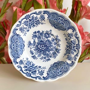 Windsor Ridgway Staffordshire England 15 cm Diameter Large Saucer. Beautiful Bird and Flower Motive. Antique Blue and Off White Fajance
