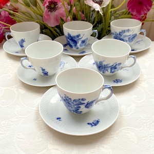 Precio por taza y plato. Juego de taza y plato de té Royal Copenhagen First Class, 150 ml (5,1 oz), década de 1960-1980, surtido, n.° 1870, flor azul.