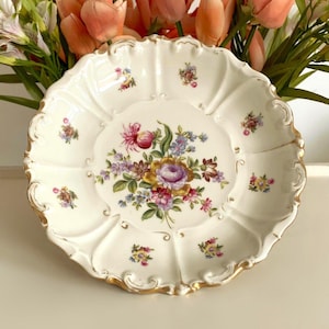 Art Nouveau Floral Bouquet 21 cm Diameter Deep Plate Dish with Scalloped Trim and Gold Accent. Beautiful Jlmenau Germany Off White Porcelain
