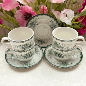 El precio incluye 1 taza y 1 platillo. Juego de taza y platillo "Green Anna" de Grön Anna Rörstrand, Suecia, 150 ml (5.1 oz). Diseño floral en verde oscuro.