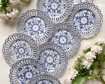 El precio es por 1 plato. Plato de postre/postre azul estriado de 15 cm de diámetro con ribete de encaje. Porcelana blanca antigua pintada a mano, poco común. Sin marca.