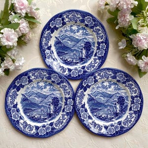 Precio por 1 plato. Loch Oich Royal Warwick Lochs of Scotland. Plato grande para tarta o acompañamiento de 17 cm de diámetro, con motivo de cardo. Azul y blanco roto.