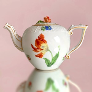 Herend Hungary Kitty Orange Tulip SMALL Lidded Tea Pot 500 ml (17 oz), Rose Bud Knob, 24k Gold Artwork. Tiny Flaws on Lid. Read Dimensions!