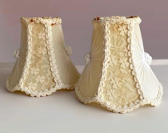 Juego de 2 pantallas de lámpara pequeñas, color champán y blanco marfil, estilo tocador francés. Extremadamente raras. Tela de gasa, encaje y clip. ¡Ambas tienen manchas!