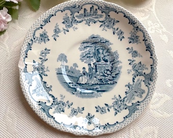 Plato grande Romantic Masons de 17 cm de diámetro. De loza, fabricado en Inglaterra. Color azul pastel vintage y blanco roto. Presenta un defecto visible, ¡ver fotos!