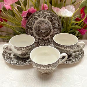 El precio incluye 1 taza y 1 platillo. Juego de taza y platillo Lochs of Scotland Enoch Wedgwood England, color marrón y blanco roto, 200 ml (6.8 oz). ¡Con craquelado!