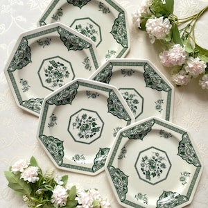 Cena dotyczy 1 talerza. Talerz obiadowy Royal Staffordshire Octagon Square 21 x 21 cm. Zielony, stary pekiński kamionkowy J&G Meakin, Anglia. Ma spękania!