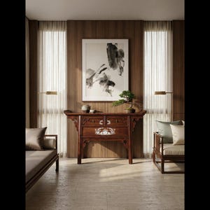 Puede incluir: Una consola de madera oscura con dos cajones y tallas decorativas, coronada por un bonsái y recipientes de cerámica. La mesa está colocada contra una pared con paneles de madera, con una gran pintura abstracta encima.