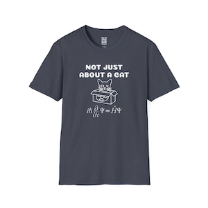 Könnte beinhalten: Dunkelblaues T-Shirt mit weißem Text und einem Katzenmotiv. Der Text lautet "NOT JUST ABOUT A CAT" über einer Illustration einer Katze in einer Box und einer physikalischen Gleichung. Ein lässiges T-Shirt mit kurzen Ärmeln.