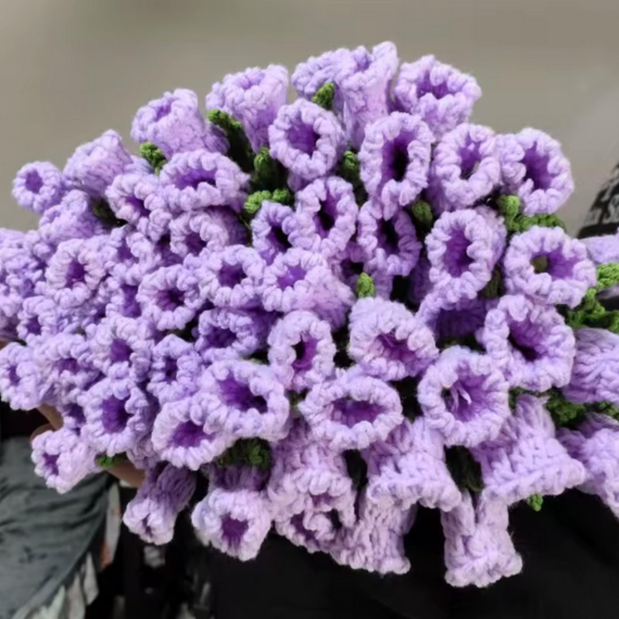 手作りかぎ針編みの紫のベルフラワーブーケブランケット - 完成した花