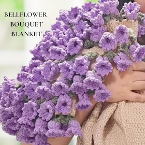 Könnte beinhalten: Eine Häkeldecke mit einer dichten Anordnung von dreidimensionalen hellvioletten Glockenblumen mit grünen Stielen und Blättern auf beigem Untergrund. Der Text BELLFLOWER BOUQUET BLANKET ist in Schwarz oben links aufgedruckt.