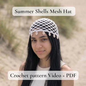 Puede incluir: Un gorro de malla de ganchillo blanco con un borde decorativo de pequeñas conchas de cauri de color claro. El texto Summer Shells Mesh Hat y Crochet pattern Video + PDF aparece en recuadros blancos en la parte superior e inferior.