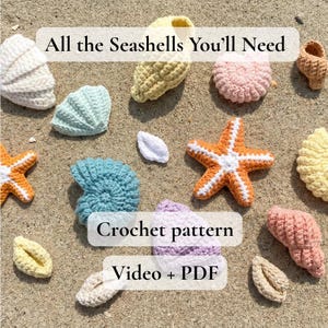 Peut inclure: Divers coquillages et une étoile de mer crochetés, de couleurs variées comme le blanc, le jaune, le rose et le bleu, disposés sur du sable. L'image contient le texte « All the Seashells You'll Need » et « Crochet pattern Video + PDF ».