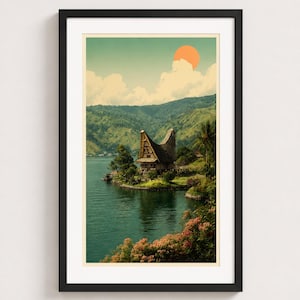 Könnte beinhalten: Ein gerahmter Wandkunstdruck mit einer Landschaftsillustration eines traditionellen Holzhauses mit geschwungenem Dach am Seeufer. Die Szene zeigt grüne Berge, einen ruhigen blauen See, rosa Blumen im Vordergrund und eine orangefarbene Sonne.