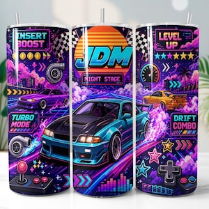 Peut inclure: Un gobelet cylindrique arborant un design coloré de jeu vidéo rétro et de course de rue. Le graphisme inclut une voiture de sport turquoise, une voiture violette, une jaune, des turbos, des manettes et le texte INSERT BOOST, JDM NIGHT STAGE, LEVEL UP, DRIFT COMBO.