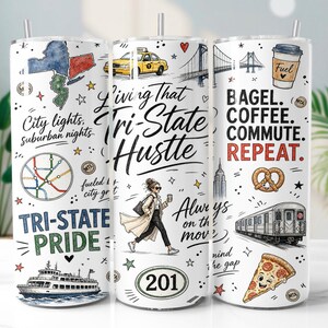 Puede incluir: Un vaso cilíndrico blanco con un diseño envolvente que presenta ilustraciones temáticas de Nueva York, incluyendo un mapa, un taxi amarillo, un metro, una porción de pizza, un pretzel y un café. El texto incluye "Living That Tri-State Hustle."