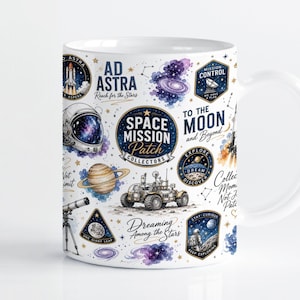 Peut inclure: Un mug en céramique blanche orné d'un collage sur le thème de l'espace. Les graphismes incluent un casque d'astronaute, un rover lunaire, des planètes, des télescopes et divers écussons de mission avec des textes comme Ad Astra et Space Mission.