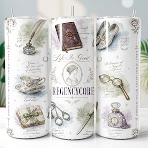 Può includere: Un bicchiere cilindrico con sfondo bianco e illustrazioni in stile vintage che includono una penna d'oca, una tazzina da tè, un libro rilegato in pelle, scarpette da ballo, occhiali e un flacone di profumo, con il testo Life Is Good e REGENCYCORE.