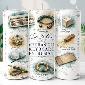 Könnte beinhalten: Ein zylindrischer Becher mit Aquarellillustrationen von mechanischen Tastaturkomponenten, darunter eine Tastatur, Spiralkabel, eine Tastenkappe und Werkzeuge. Der Text lautet "Life Is Good curated by MECHANICAL KEYBOARD ENTHUSIAST" und "Vintage Typing Heritage."