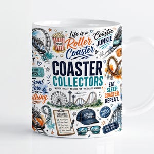 Puede incluir: Una taza de cerámica blanca con un collage colorido de ilustraciones de parques de atracciones, incluyendo montañas rusas, una noria, palomitas, una gorra y gafas de sol. El texto incluye Life is a Roller Coaster y Coaster Collectors.