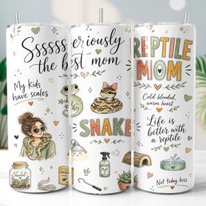 Peut inclure: Un gobelet cylindrique blanc avec une paille orné d'illustrations d'une personne avec un serpent, un lézard, un serpent avec un nœud, un bocal, un vaporisateur, une bûche et un bol d'eau. Le texte inclut Ssssseriously the best mom, My kids have scales, REPTILE MOM, Cold blooded, warm heart, Life is better with a reptile et Not today, hiss.