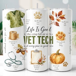 Può includere: Un bicchiere cilindrico bianco con cannuccia, decorato con illustrazioni ad acquerello di una casacca medica verde, stetoscopio, benda, zucca, ghiande e impronte di zampe. Il testo include "Life Is Good in the crisp fall air with a VET TECH".