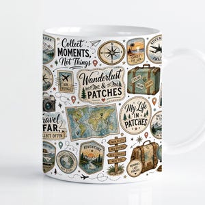 Op de afbeelding: Een witte keramische mok met een kleurrijk reisthema-patroon met illustraties van koffers, een wereldkaart, kompassen, camera's en borden. De tekst bevat zinnen zoals Collect Moments, Not Things, Wanderlust & Patches en My Life In Patches.