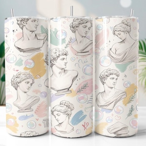 Peut inclure: Trois gobelets en acier inoxydable blancs avec un motif répété d'illustrations de bustes classiques en noir et blanc. Le motif comprend des bulles pastel, des coups de pinceau et des éléments botaniques.