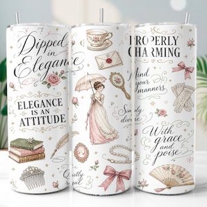 Può includere: Un bicchiere cilindrico bianco con un motivo ripetuto di illustrazioni in stile vintage che includono una persona con ombrellino, tazze da tè, libri, perle, ventagli e fiocchi. Il testo include Dipped in Elegance, Elegance is an Attitude, Properly Charming, Mind your manners, Simply divine e With grace and poise.