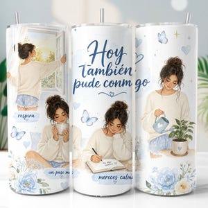 Könnte beinhalten: Ein weißer Becher mit Strohhalm, verziert mit Illustrationen einer Frau bei entspannenden Aktivitäten. Der Becher hat blaue Blumenmuster, Schmetterlinge und spanischen Text: "Hoy también pude conmigo", "respira", "un paso más" und "mereces calma".