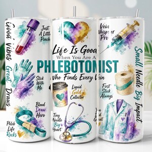 Puede incluir: Tres vasos cilíndricos blancos con pajitas de metal, con ilustraciones en acuarela de suministros médicos como un tubo de sangre, estetoscopio, bata de laboratorio y guantes, con el texto Life Is Good When You Are A PHLEBOTOMIST.