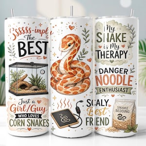 Op de afbeelding: Een witte cilindrische beker met illustraties van een korenslang, een glazen terrarium, een warmtemat en een zak slangenbodembedekking. De tekst bevat "My snake is my therapy", "Danger noodle enthusiast" en "Just a girl/guy who loves corn snakes".