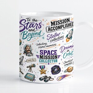 Op de afbeelding: Een witte keramische mok met kleurrijke illustraties in ruimtethema en teksten zoals To the Stars and Beyond, Mission Accomplished, Stellar collections, Collecting cosmic memories, Space Mission Collector, Dreaming in Orbit en Space Explorer.