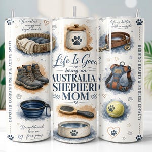 Pode incluir: Um copo cilíndrico com ilustrações de artigos para cães, incluindo uma cama trançada, botas de caminhada, uma tigela dobrável, um pote de petiscos, uma trela, um arnês, uma escova e uma bola de ténis. Texto: Life Is Good being an AUSTRALIAN SHEPHERD MOM.
