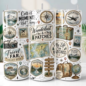 Peut inclure: Un gobelet cylindrique blanc orné d'un motif sur le thème du voyage avec des illustrations de montagnes, un appareil photo, un globe, des valises, un van et des cartes. Le texte inclut "Collect Moments, Not Things" et "Wanderlust & Patches".
