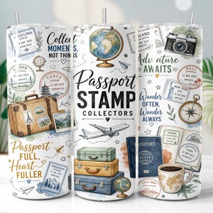 Op de afbeelding: Een cilindervormige reisbeker met rietje, voorzien van illustraties van koffers, een wereldbol, een camera, een kompas, een paspoort en een vliegtuig. Het ontwerp bevat teksten zoals Passport Stamp Collectors en Adventure Awaits.