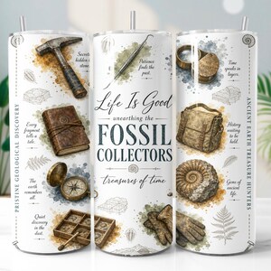 Op de afbeelding: Een witte cilindrische beker met illustraties van een geologenhamer, een lederen dagboek, een kompas, een vergrootglas, een tas, een ammoniet-fossiel en handschoenen. De tekst luidt Life Is Good unearthing the FOSSIL COLLECTORS treasures of time.