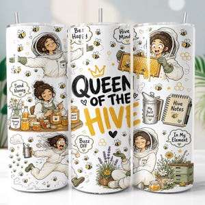 Puede incluir: Un vaso cilíndrico blanco con una ilustración de dibujos animados de un apicultor con traje blanco, tarros de miel, abejas, lavanda y una colmena. El texto dice Queen of the Hive, Bee Happy, Hive Mind, Send Honey y Hive Notes.