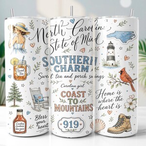 Könnte beinhalten: Ein weißer zylindrischer Becher mit Strohhalm, verziert mit Aquarellillustrationen einer Person mit Sonnenhut, einem Glas Eistee, einem Schaukelstuhl, einem Leuchtturm, einem Kardinalvogel, einem Stiefel und dem Text North Carolina State of Mind.